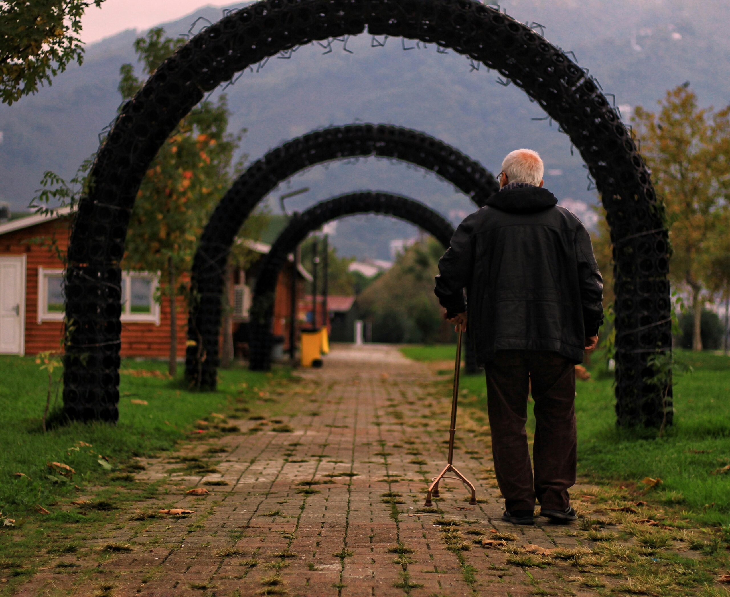 Caminhada: estudo mostra técnica com IA para melhora da marcha de pessoas com Parkinson